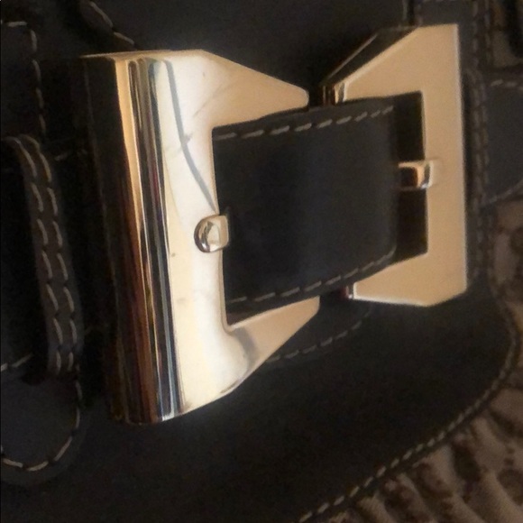 Authentic Gucci Monogram Queen Gold Bow Handbag - Picture 4 of 17